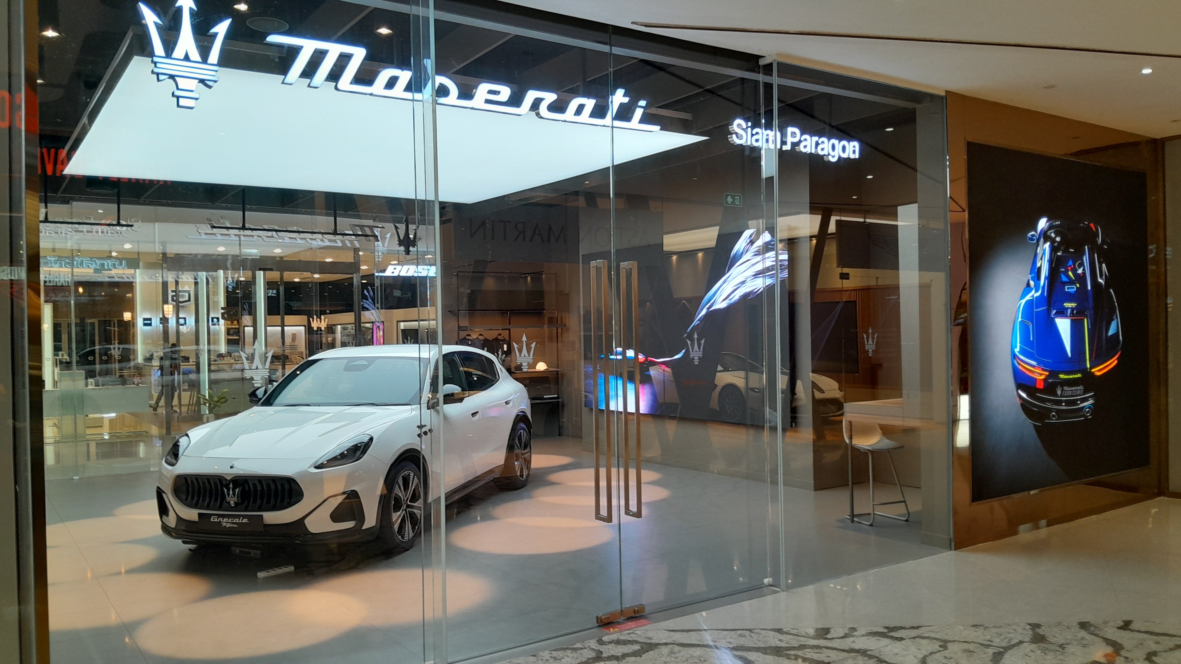 Car Showroom Photo 7
