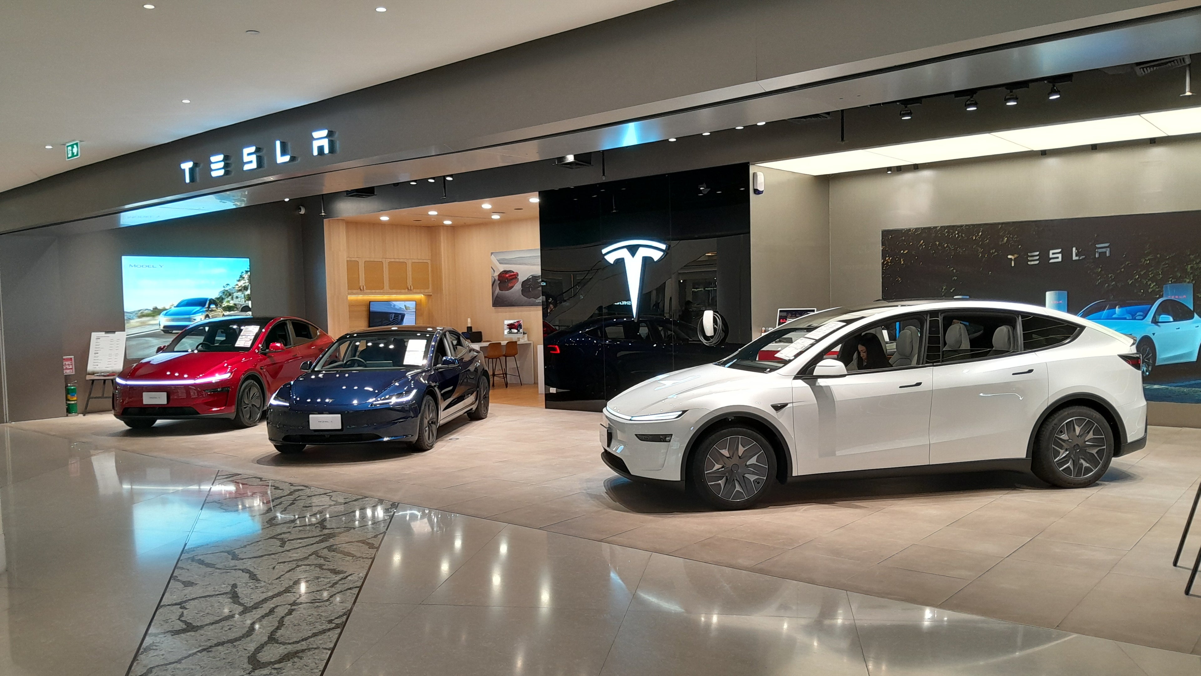 Car Showroom Photo 9